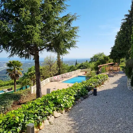 Le Domaine De *